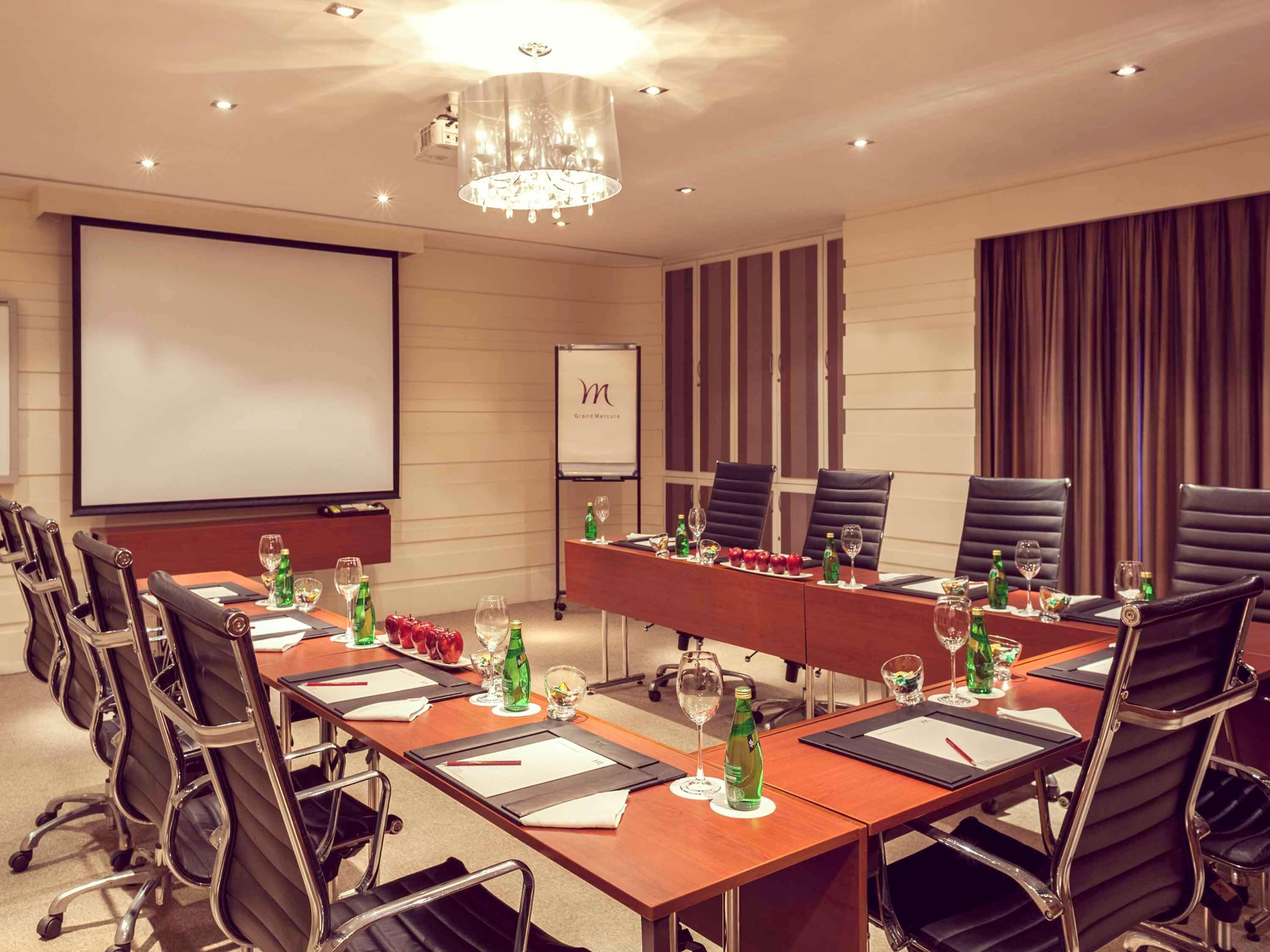 Grand Mercure Vadodara Surya Palace Kültér fotó