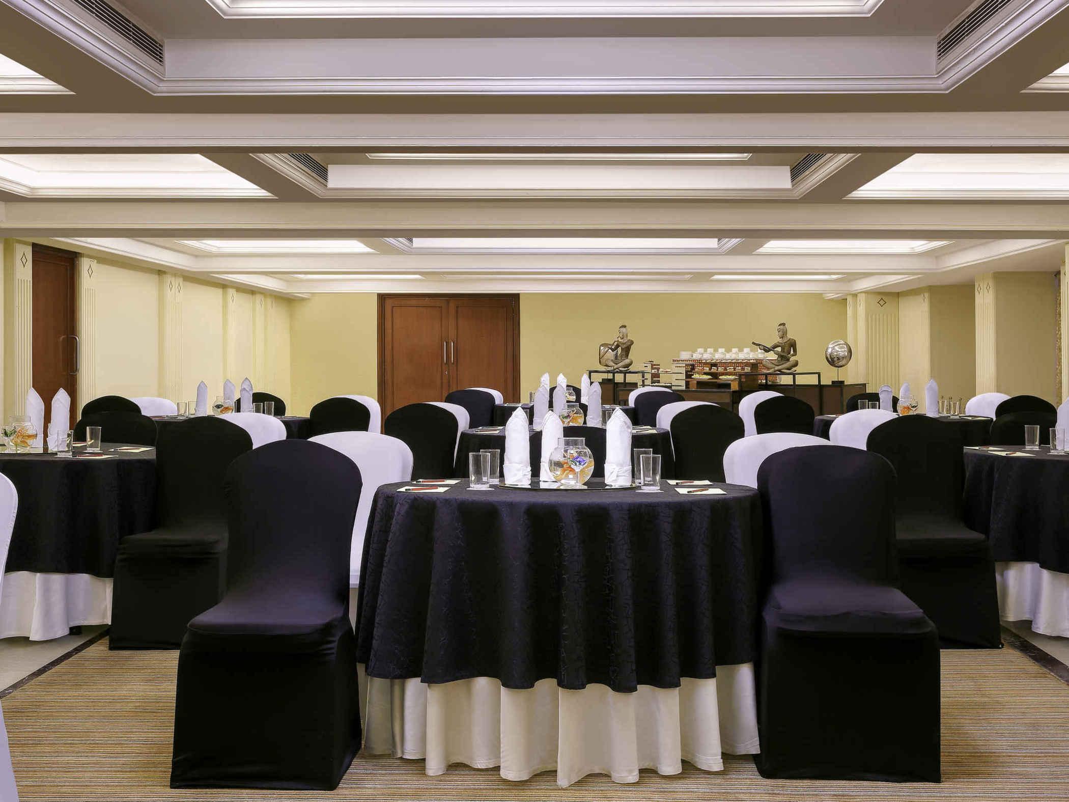 Grand Mercure Vadodara Surya Palace Kültér fotó