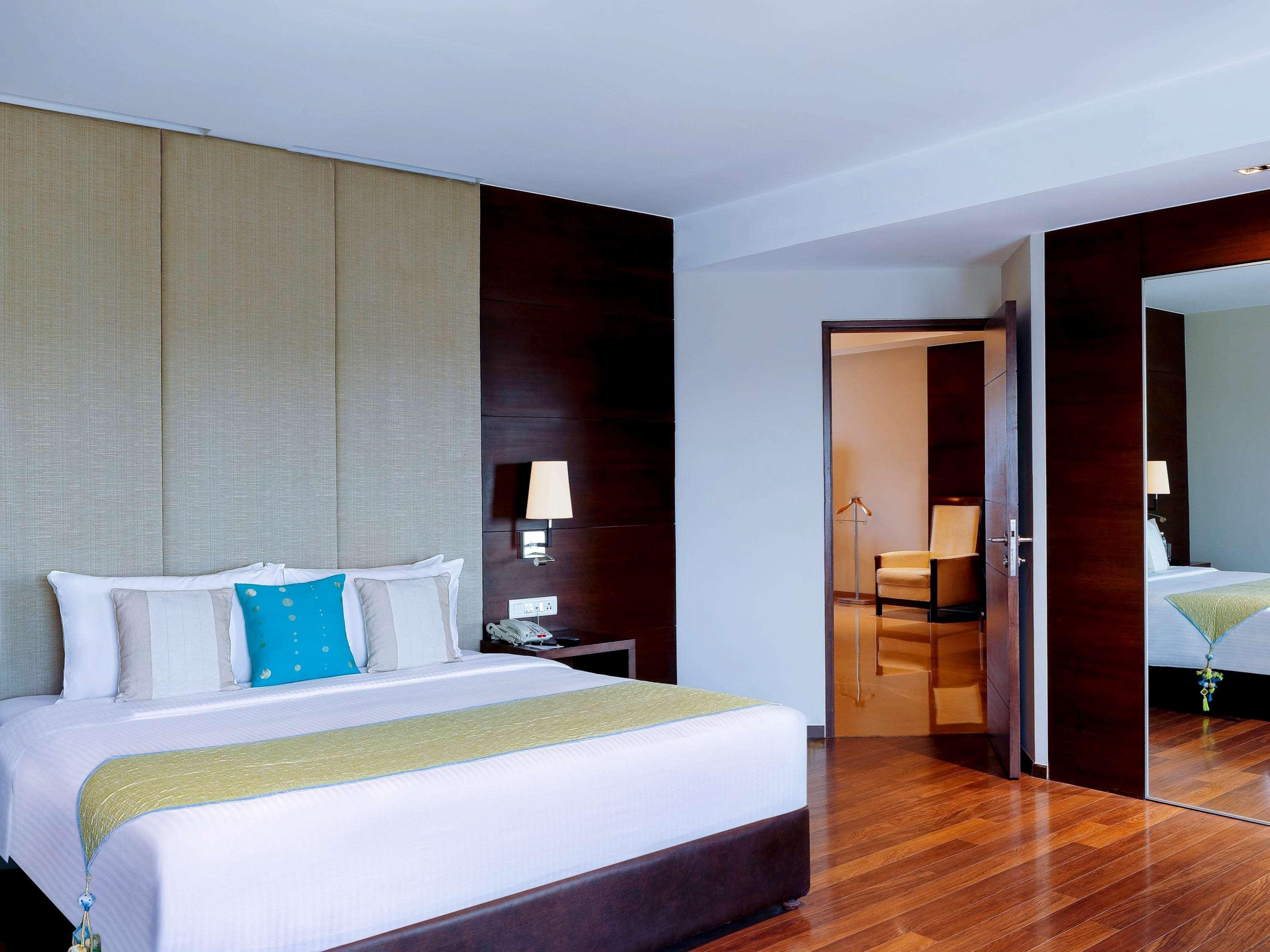Grand Mercure Vadodara Surya Palace Kültér fotó