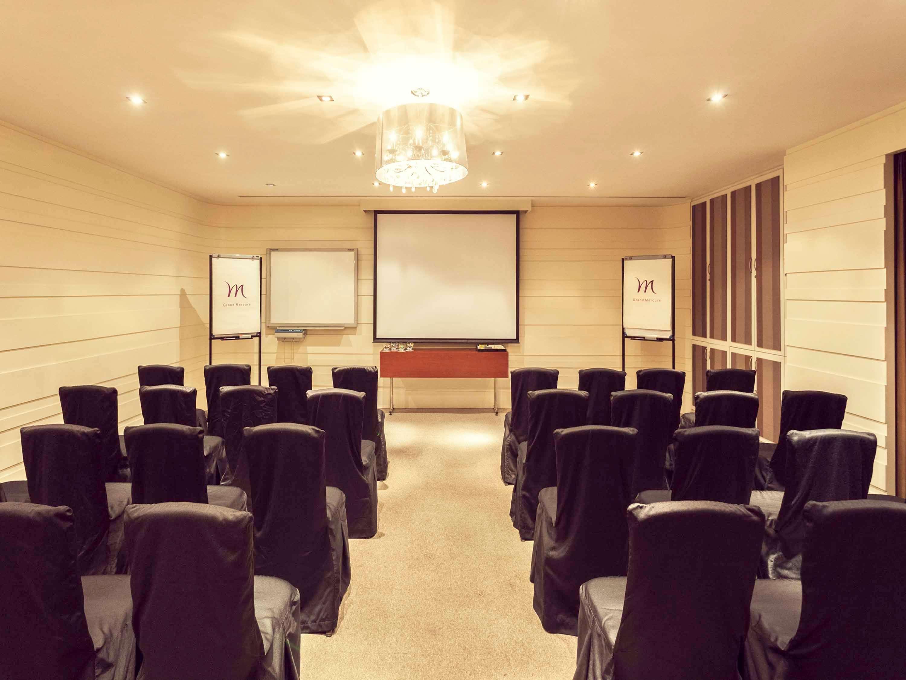 Grand Mercure Vadodara Surya Palace Kültér fotó