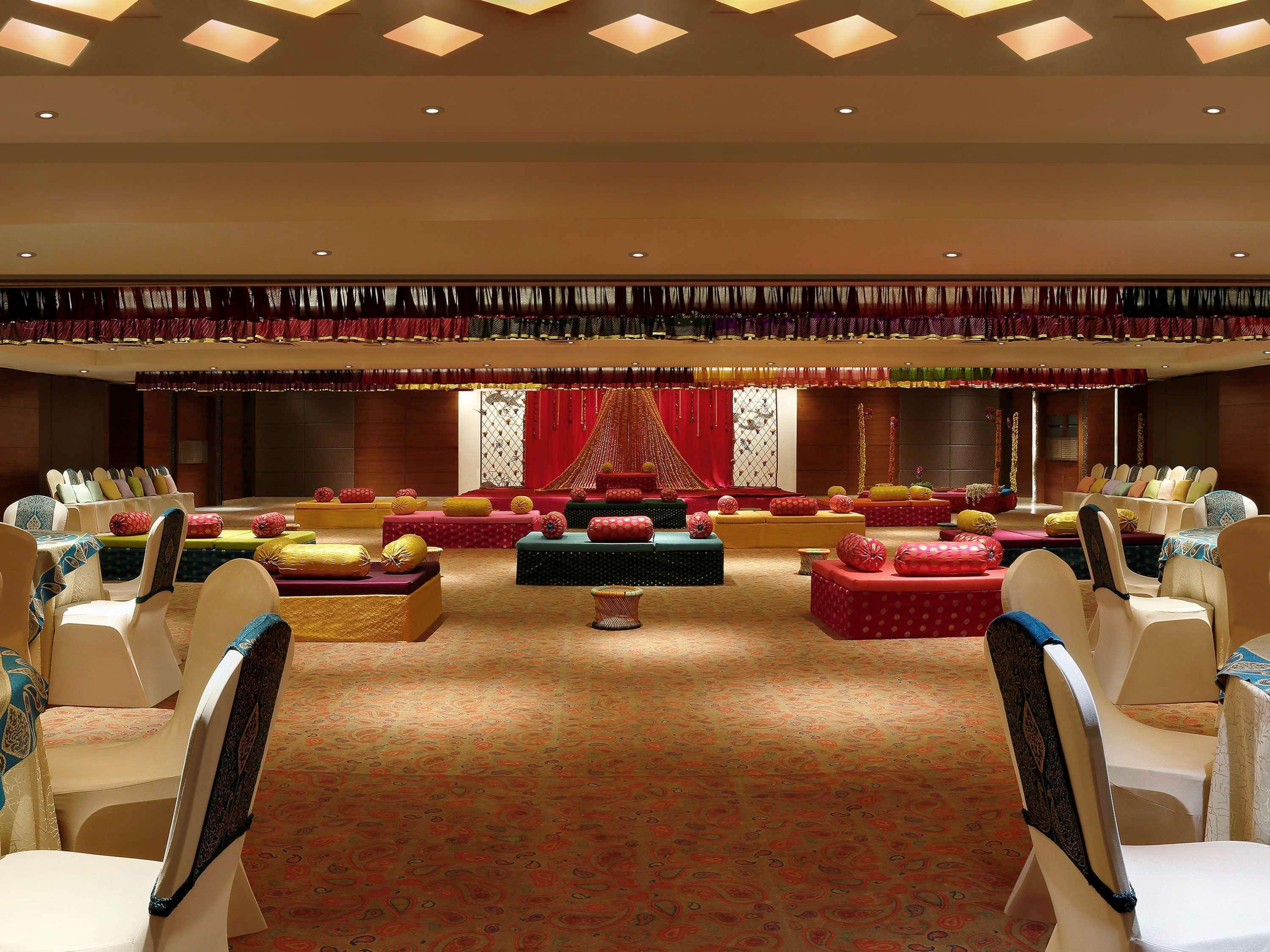 Grand Mercure Vadodara Surya Palace Kültér fotó