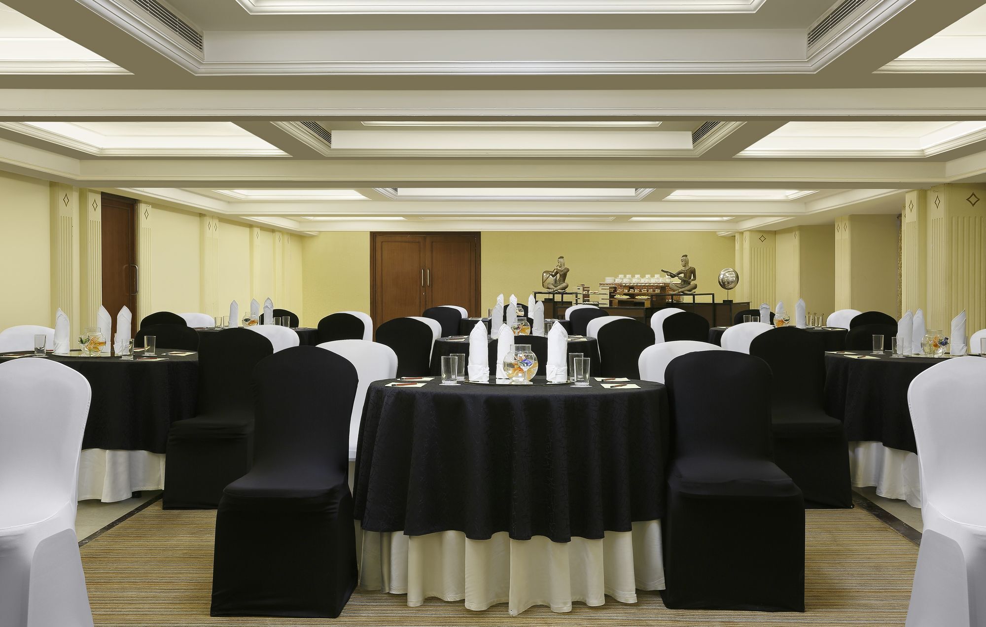 Grand Mercure Vadodara Surya Palace Kültér fotó