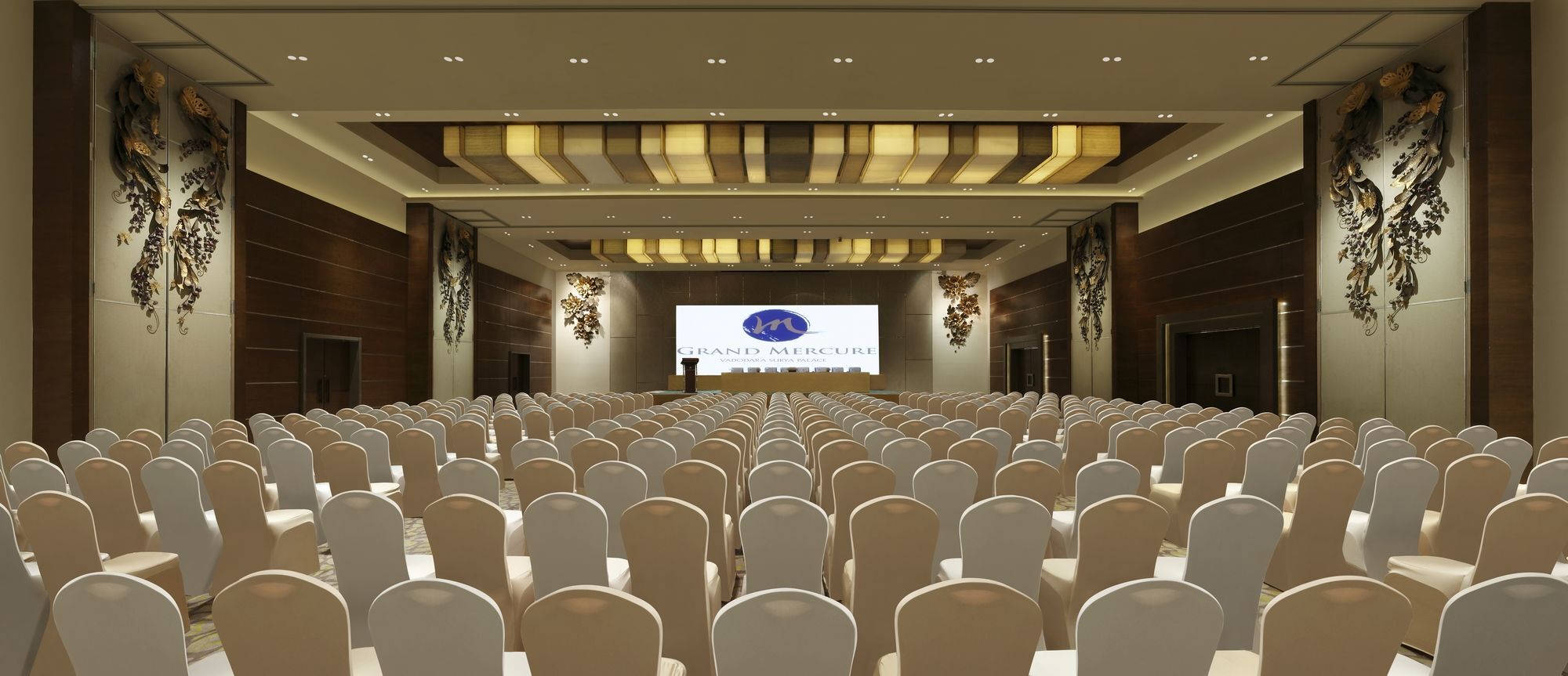 Grand Mercure Vadodara Surya Palace Kültér fotó