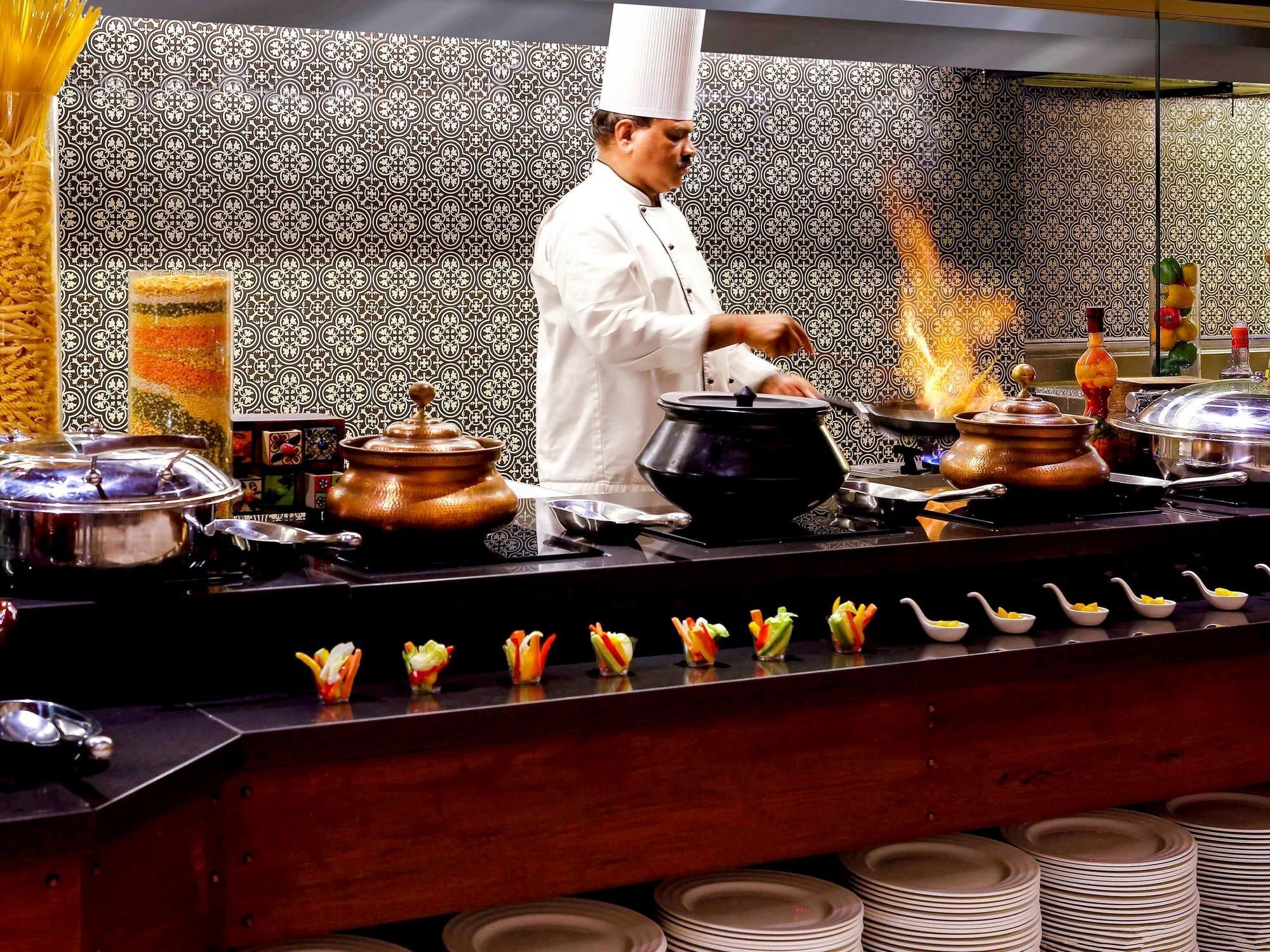 Grand Mercure Vadodara Surya Palace Kültér fotó